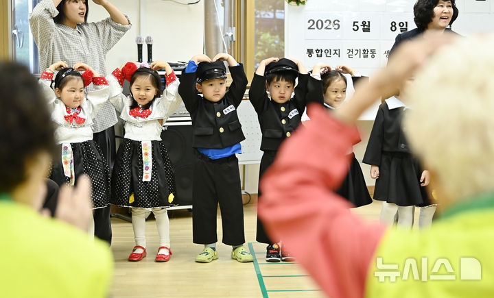 [수원=뉴시스] 김종택기자 = 어버이날인 지난 8일 경기 수원시 팔달노인복지관을 찾은 어린이들이 고사리 손으로 어르신들에게 카네이션을 달아 드린 뒤 사랑의 하트를 그려 보이고 있다. 해당 사진은 기사 내용과 관련이 없습니다. 2026.05.09. jtk@newsis.com