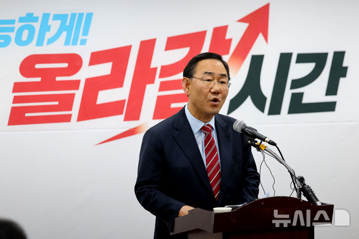 [대구=뉴시스] 이무열 기자 = 주호영 국회부의장이 8일 오후 대구 수성구 국민의힘 대구시당에서 선거대책위원회 총괄선대위원장 수락 의사를 밝히는 기자회견을 하고 있다. 2026.05.08. lmy@newsis.com
