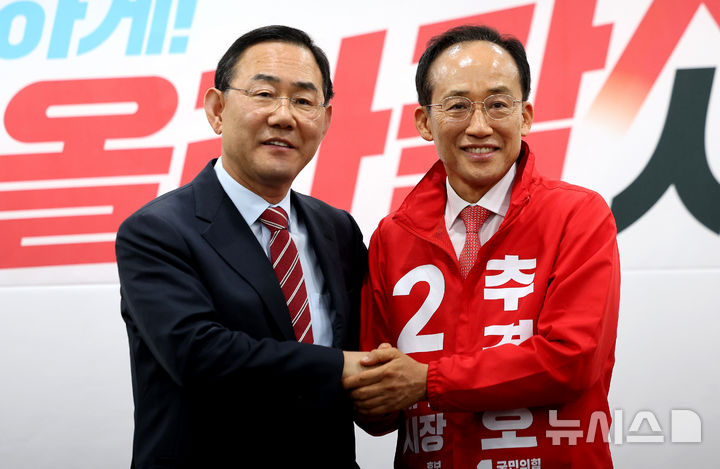 [대구=뉴시스] 이무열 기자 = 주호영 국회부의장이 8일 오후 대구 수성구 국민의힘 대구시당에서 선거대책위원회 총괄선대위원장 수락 의사를 밝히는 기자회견을 마친 뒤 추경호 대구시장 예비후보와 기념촬영을 하고 있다. 2026.05.08. lmy@newsis.com
