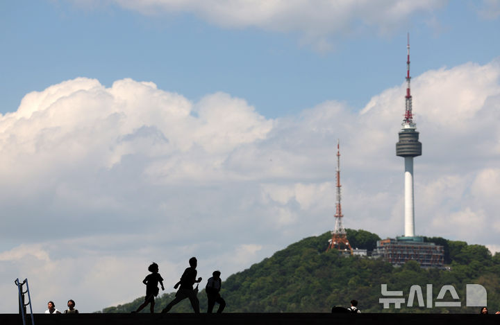 [서울=뉴시스] 이영환 기자 = 맑은 날씨를 보인 8일 오후 서울 용산구 국립중앙박물관에서 바라본 하늘이 구름과 조화를 이루고 있다. 2026.05.08. 20hwan@newsis.com