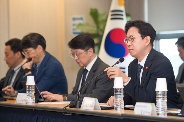 [서울=뉴시스] 배경훈 부총리 겸 과학기술정보통신부 장관이 8일 서울 종로구 광화문교보빌딩 국가과학기술자문회의 대회의실에서 열린 '빅테크 AI기업 사이버보안 프로젝트 관련 전문가 간담회' 에서 발언하고 있다. (사진=과학기술정보통신부 제공) 2026.05.08. photo@newsis.com *재판매 및 DB 금지
