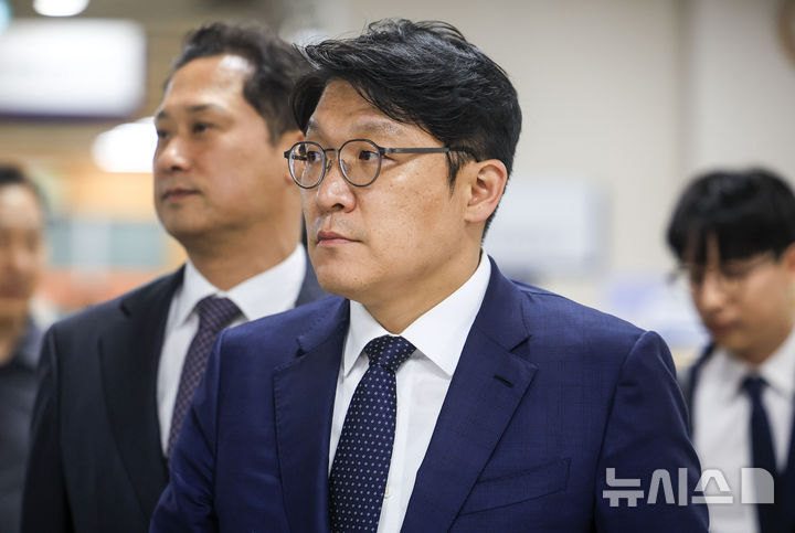 [서울=뉴시스] 정병혁 기자 = 고가의 그림을 김건희 여사 측에 건네 공천 및 인사 청탁을 했다는 혐의로 기소된 김상민 전 부장검사(사진)가 8일 2심에서 총 징역 3년에 집행유예 3년을 선고받았다. 2026.05.08. jhope@newsis.com