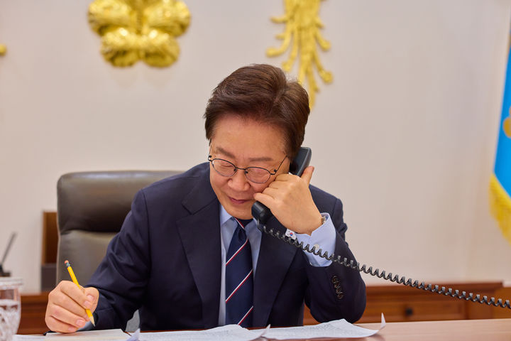 [서울=뉴시스] 이재명 대통령이 8일 청와대 본관 집무실에서 마크 카니 캐나다 총리와 전화 통화를 하고 있다. (사진=청와대 제공) 2026.05.08. photo@newsis.com *재판매 및 DB 금지