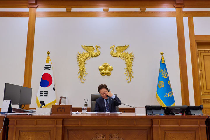 [서울=뉴시스] 이재명 대통령이 8일 청와대 본관 집무실에서 마크 카니 캐나다 총리와 전화 통화를 하고 있다. (사진=청와대 제공) 2026.05.08. photo@newsis.com *재판매 및 DB 금지