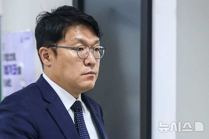 [서울=뉴시스] 정병혁 기자 = 김상민 전 부장검사가 재직 당시 총선 출마를 선언해 정직 징계를 받아 이를 취소해달라며 소송을 제기했으나, 1심에 이어 항소심도 해당 처분이 정당하다고 판단했다. 사진은 김 전 부장검사의 모습. 2026.06.10. jhope@newsis.com