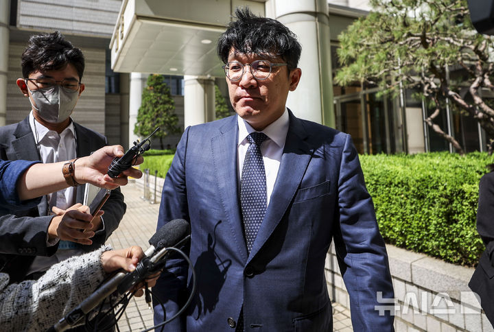 [서울=뉴시스] 정병혁 기자 = 김건희 여사 측에게 고가의 그림을 건넨 혐의로 재판에 넘겨진 김상민 전 부장검사에 대해 2심이 1심과 달리 혐의가 인정됐다고 판단했다. 김 전 부장검사가 구매 대금을 냈고 '진품'인 그림을 김 여사에게 전달했다고 본 데에는 큐레이터와의 문자 내역이 결정타로 작용한 것으로 분석된다. 사진은 김 전 부장검사. 2026.05.13. jhope@newsis.com