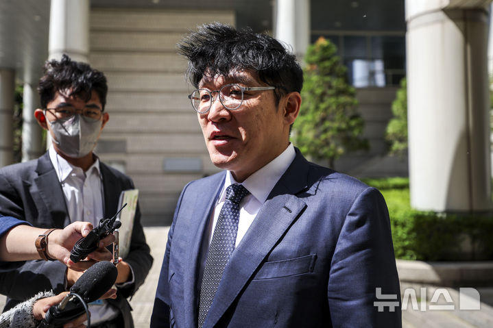 [서울=뉴시스] 정병혁 기자 = 김건희 여사 측에 고가의 그림을 건네 공천 및 인사 청탁을 했다는 혐의로 기소된 김상민 전 부장검사가 2심에서 징역형 집행유예를 선고받고 이에 불복해 상고했다. 사진은 김 전 부장검사가 8일 서울 서초구 서울고등법원에서 열린 '이우환 그림 매관매직 의혹' 항소심 선고 재판을 마친 뒤 법원을 나와 취재진 질문에 답하고 있는 모습. 2026.05.08. jhope@newsis.com