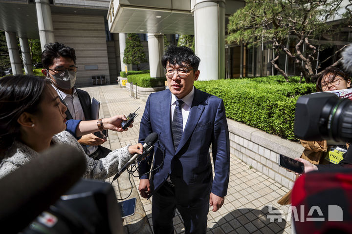 [서울=뉴시스] 정병혁 기자 = 김상민 전 부장검사가 8일 서울 서초구 서울고등법원에서 열린 '이우환 그림 매관매직 의혹' 항소심 선고 재판을 마친 뒤 법원을 나와 취재진 질문에 답하고 있다.&nbsp; 서울고법 형사6-2부(재판장 박정제)는 이날 청탁금지법·정치자금법 위반 혐의를 받는 김 전 검사에게 징역 3년에 집행유예 3년을 선고했다.2026.05.08. jhope@newsis.com