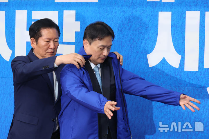 [서울=뉴시스] 고승민 기자 = 정청래 더불어민주당 대표가 8일 서울 여의도 국회에서 열린 인재영입식에서 영입인재 김영빈 변호사에게 당 점퍼를 입혀주고 있다. 2026.05.08. kkssmm99@newsis.com