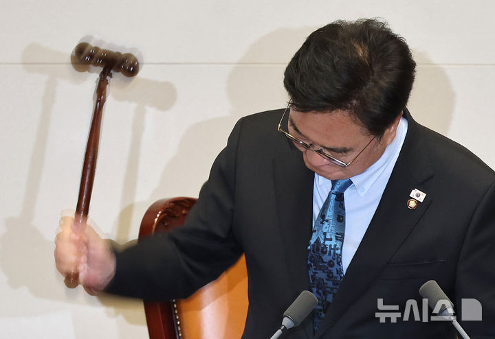 [서울=뉴시스] 김금보 기자 = 우원식 국회의장이 8일 오후 서울 여의도 국회에서 열린 제435회국회(임시회) 제2차 본회의에서 진보 여권 주도 헌법개정안 의결 시도에 대해 필리버스터로 대응하겠다는 뜻을 밝힌 국민의힘을 강하게 비판하며, 본회의 산회 선포를 하고 있다. 2026.05.08. kgb@newsis.com