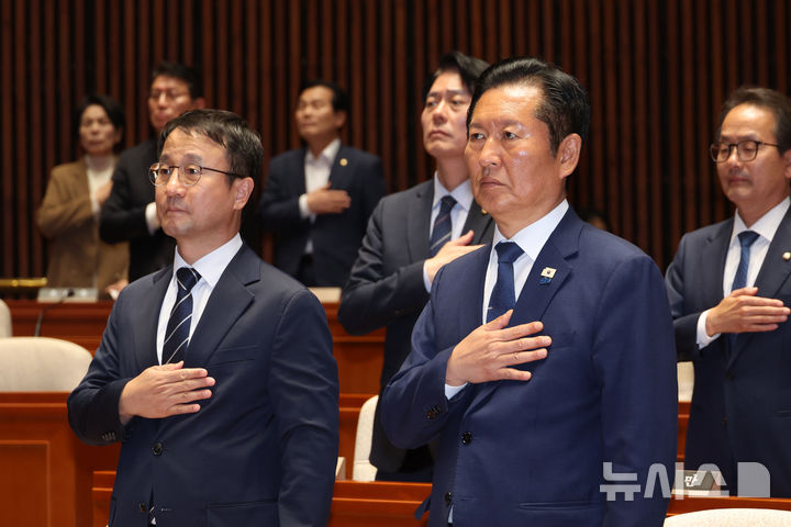 [서울=뉴시스] 고승민 기자 = 정청래 더불어민주당 대표와 한병도 원내대표가 지난 8일 서울 여의도 국회에서 열린 의원총회에서 국민의례를 하고 있다. 2026.05.08. kkssmm99@newsis.com