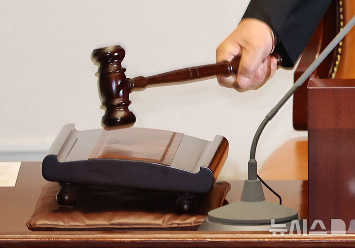 [서울=뉴시스] 김금보 기자 = 우원식 국회의장이 8일 오후 서울 여의도 국회에서 열린 제435회국회(임시회) 제2차 본회의에서 진보 여권 주도 헌법개정안 의결 시도에 대해 필리버스터로 대응하겠다는 뜻을 밝힌 국민의힘을 강하게 비판하며, 본회의 산회 선포를 하고 있다. 2026.05.08. kgb@newsis.com