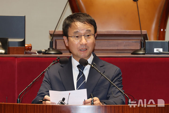 [서울=뉴시스] 고승민 기자 = 한병도 더불어민주당 원내대표가 8일 서울 여의도 국회에서 열린 의원총회에서 발언하고 있다. 2026.05.08. kkssmm99@newsis.com