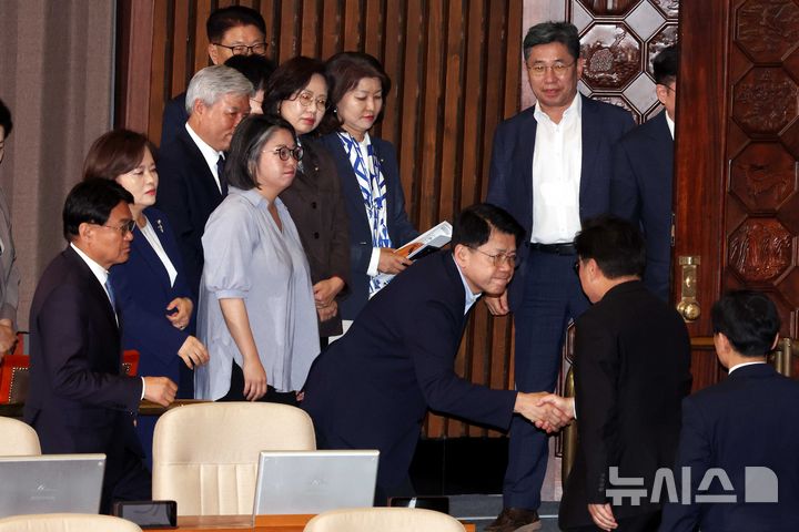 [서울=뉴시스] 조성봉 기자 = 우원식 국회의장이 8일 오후 서울 여의도 국회에서 열린 제435회국회(임시회) 제2차 본회의에서 국민의힘의 대한민국헌법 개정안 표결 불참과 민생법안 필리버스터 신청에 유감을 표명하고 회의장을 나서고 있다. 이에 더불어민주당, 조국혁신당, 기본소득당 등 의원들이 위로를 하고 있다. 2026.05.08. suncho21@newsis.com