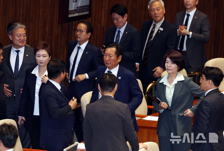 [서울=뉴시스] 조성봉 기자 = 정청래 더불어민주당 대표가 8일 오후 서울 여의도 국회에서 열린 제435회국회(임시회) 제2차 본회의가 산회되자 굳은 표정으로 회의장을 나서고 있다. 2026.05.08. suncho21@newsis.com