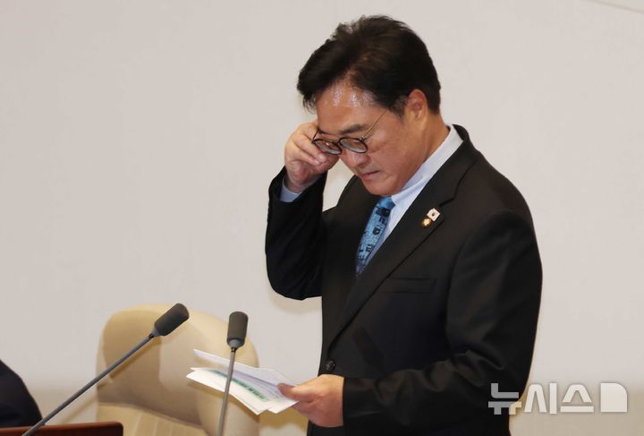 [서울=뉴시스] 조성봉 기자 = 우원식 국회의장이 8일 오후 서울 여의도 국회에서 열린 제435회국회(임시회) 제2차 본회의에서 국민의힘의 대한민국헌법 개정안 표결 불참과 민생법안 필리버스터 신청에 유감을 표명하고 눈물을 훔치고 있다. 2026.05.08. suncho21@newsis.com