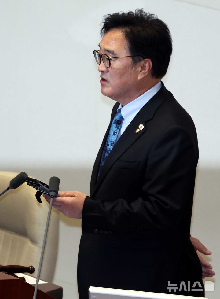 [서울=뉴시스] 조성봉 기자 = 우원식 국회의장이 8일 오후 서울 여의도 국회에서 열린 제435회국회(임시회) 제2차 본회의에서 국민의힘의 대한민국헌법 개정안 표결 불참과 민생법안 필리버스터 신청에 유감을 표명하고 있다. 2026.05.08. suncho21@newsis.com