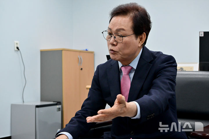 [창원=뉴시스] 차용현 기자 = 8일 오전 국민의힘 박완수 경남지사 선거 후보가 창원시 성산구 소재 자신의 선거사무소에서 뉴시스와 인터뷰를 하고 있다. 2026.05.08.con@newsis.com