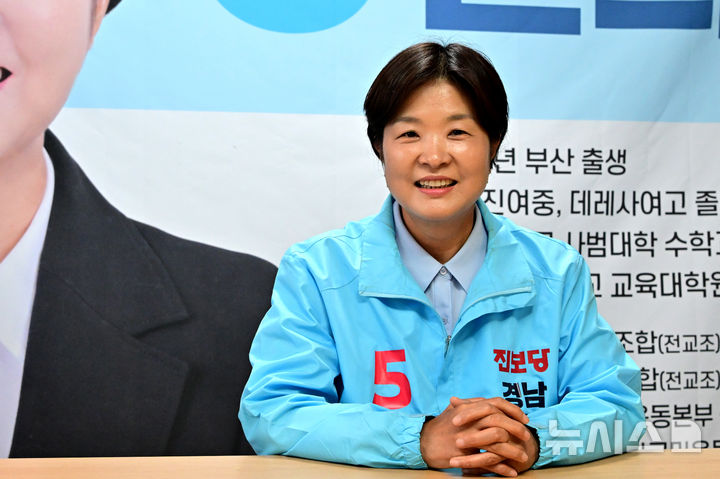 [창원=뉴시스] 차용현 기자 = 8일 오전 진보당 전희영 경남지사 선거 후보가 창원시 의창구 소재 자신의 선거사무소에서 뉴시스와 인터뷰를 하고 있다. 2026.05.08.con@newsis.com