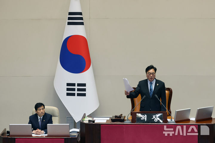 [서울=뉴시스] 김금보 기자 = 우원식 국회의장이 8일 오후 서울 여의도 국회에서 열린 제435회국회(임시회) 제2차 본회의에서 진보 여권 주도 헌법개정안 의결 시도에 대해 필리버스터로 대응하겠다는 뜻을 밝힌 국민의힘을 강하게 비판하고 있다. 2026.05.08. kgb@newsis.com
