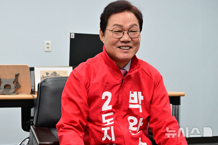 [창원=뉴시스] 차용현 기자 = 8일 오전 국민의힘 박완수 경남지사 선거 후보가 창원시 성산구 소재 자신의 선거사무소에서 뉴시스와 인터뷰를 하고 있다. 2026.05.08.con@newsis.com