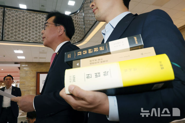 [서울=뉴시스] 고승민 기자 = 송언석 국민의힘 원내대표가 8일 서울 여의도 국회에서 열린 제435회 국회(임시회) 제2차 본회의가 산회되자 로텐더홀에서 취재진에게 입장을 밝히고 있다. 2026.05.08. kkssmm99@newsis.com