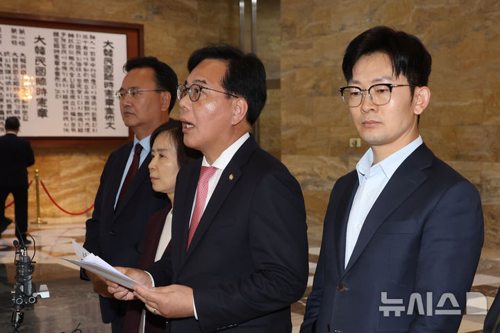 [서울=뉴시스] 고승민 기자 = 송언석 국민의힘 원내대표가 8일 서울 여의도 국회에서 열린 제435회 국회(임시회) 제2차 본회의가 산회되자 로텐더홀에서 취재진에게 입장을 밝히고 있다. 2026.05.08. kkssmm99@newsis.com