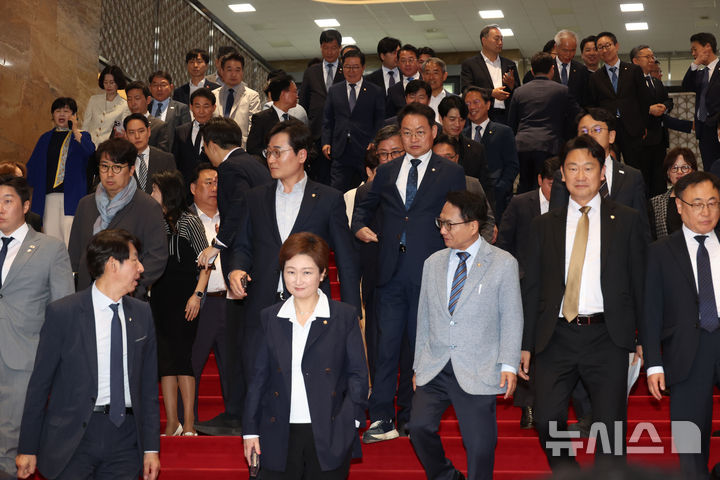 [서울=뉴시스] 고승민 기자 = 더불어민주당 의원들이 8일 서울 여의도 국회에서 열린 제435회 국회(임시회) 제2차 본회의가 산회되자 회의장을 나서고 있다. 2026.05.08. kkssmm99@newsis.com