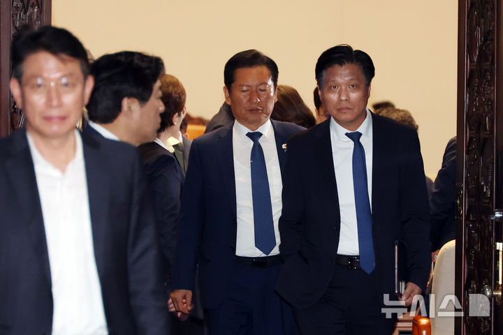 [서울=뉴시스] 고승민 기자 = 정청래 더불어민주당 대표 등 의원들이 8일 서울 여의도 국회에서 열린 제435회 국회(임시회) 제2차 본회의가 산회되자 본회의장을 나서고 있다. 2026.05.08. kkssmm99@newsis.com