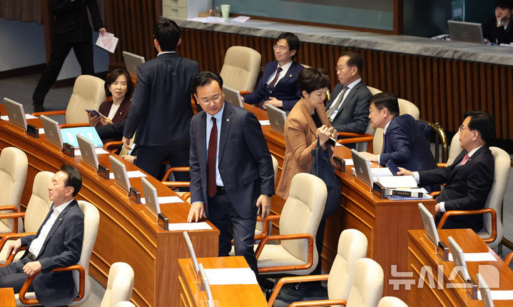 [서울=뉴시스] 김금보 기자 = 국민의힘 의원들이 8일 오후 서울 여의도 국회에서 열린 제435회국회(임시회) 제2차 본회의에서 우원식 국회의장의 발언 도중 퇴장하고 있다. 2026.05.08. kgb@newsis.com