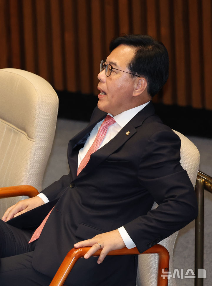 [서울=뉴시스] 김금보 기자 = 송언석 국민의힘 원내대표가 8일 오후 서울 여의도 국회에서 열린 제435회국회(임시회) 제2차 본회의에서 우원식 국회의장의 발언에 반발하고 있다. 2026.05.08. kgb@newsis.com