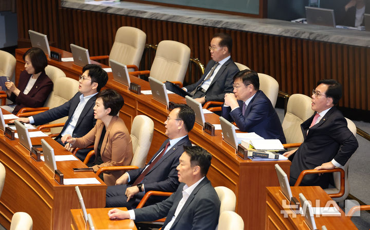 [서울=뉴시스] 김금보 기자 = 송언석 국민의힘 원내대표를 비롯한 의원들이 8일 오후 서울 여의도 국회에서 열린 제435회국회(임시회) 제2차 본회의에서 우원식 국회의장의 발언에 반발하고 있다. 2026.05.08. kgb@newsis.com