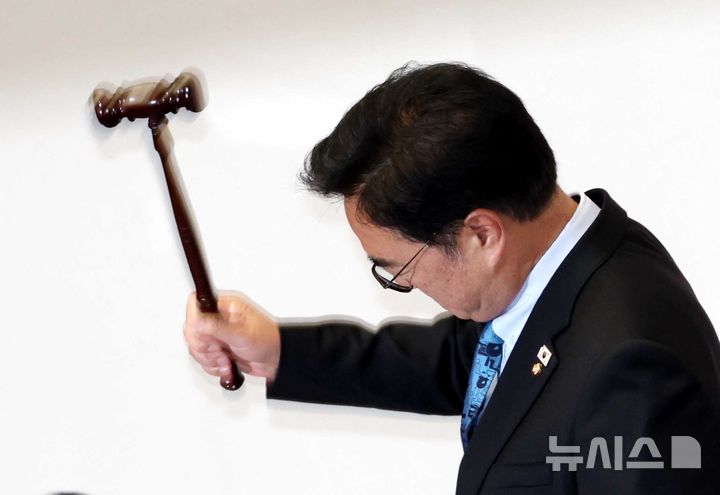 [서울=뉴시스] 조성봉 기자 = 우원식 국회의장이 8일 오후 서울 여의도 국회에서 열린 제435회국회(임시회) 제2차 본회의에서 국민의힘의 대한민국헌법 개정안 표결 불참과 민생법안 필리버스터 신청에 유감을 표명하며 의사봉을 내리치고 있다. 2026.05.08. suncho21@newsis.com