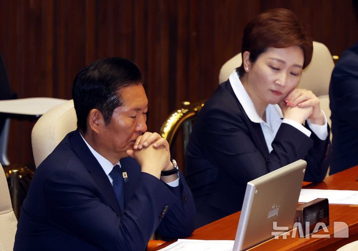 [서울=뉴시스] 조성봉 기자 = 정청래 더불어민주당 대표와 이언주 의원이 8일 오후 서울 여의도 국회에서 열린 제435회국회(임시회) 제2차 본회의에서 잠시 생각에 잠겨 있다. 2026.05.08. suncho21@newsis.com