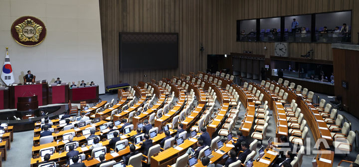 [서울=뉴시스] 김금보 기자 = 우원식 국회의장이 8일 오후 서울 여의도 국회에서 열린 제435회국회(임시회) 제2차 본회의에서 진보 여권 주도 헌법개정안 의결 시도에 대해 필리버스터로 대응하겠다는 뜻을 밝힌 국민의힘을 강하게 비판하고 있다. 국민의힘 의원들이 발언 도중 퇴장해 자리가 비어있다. 2026.05.08. kgb@newsis.com