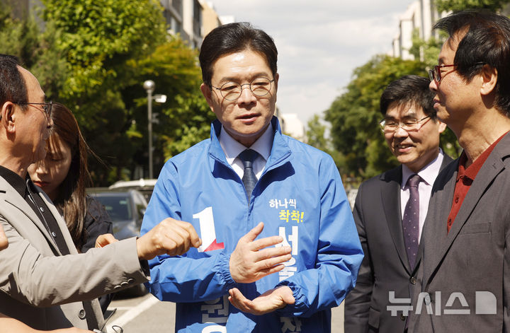 [서울=뉴시스] 김혜진 기자 = 정원오 더불어민주당 서울시장 후보가 지난 8일 서울 강남구 개포우성7차아파트에서 열린 정원오의 찾아가는 현장 강남권재건축편에서 주민들과 대화를 나누고 있다. 2026.05.08. jini@newsis.com