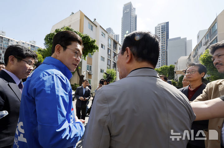 [서울=뉴시스] 김혜진 기자 = 정원오 더불어민주당 서울시장 후보가 8일 서울 강남구 개포우성7차아파트에서 열린 정원오의 찾아가는 현장 강남권재건축편에서 주민들과 대화를 나누고 있다. 2026.05.08. jini@newsis.com