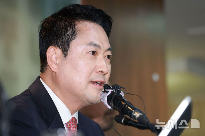 [서울=뉴시스] 국회사진기자단 = 장동혁 국민의힘 대표가 지난 8일 서울 중구 한국프레스센터에서 열린 서울외신기자클럽 초청 외신기자 간담회에서 발언하고 있다. 2026.05.08. photo@newsis.com