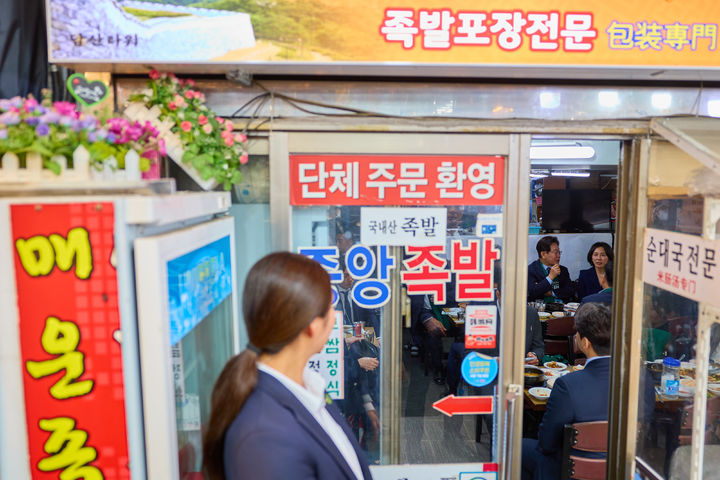 [서울=뉴시스] 이재명 대통령과 김혜경 여사가 8일 제54회 어버이날 기념식을 마친 후 서울 중구 남대문시장을 방문해 음식을 먹고 있다. (사진=청와대 제공) 2026.05.08. photo@newsis.com *재판매 및 DB 금지