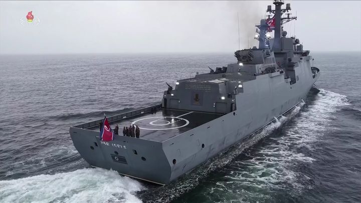 [서울=뉴시스] 김정은 북한 국무위원장이 지난 7일 구축함 최현호를 방문해 취역을 앞두고 진행되는 함의 기동능력종합평가시험을 참관하고 오는 6월 중순 해군 인도를 명령했다고 조선중앙TV가 8일 보도했다.(사진=조선중앙TV 캡쳐) 2026.05.08. photo@newsis.com *재판매 및 DB 금지