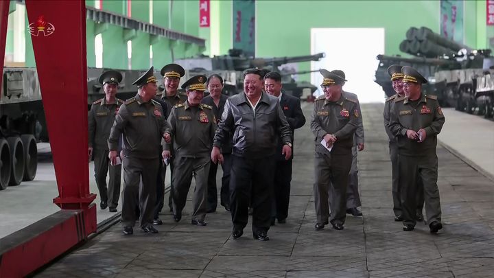 [서울=뉴시스] 김정은 북한 국무위원장이 지난 6일 중요군수공업기업소를 방문해 올해 중 남부 국경 장거리포병부대에 장비될 신형 155㎜ 자행평곡사포 3개 대대분의 생산실태를 점검했다고 조선중앙TV가 8일 보도했다.(사진=조선중앙TV 캡쳐) 2026.05.13. photo@newsis.com *재판매 및 DB 금지