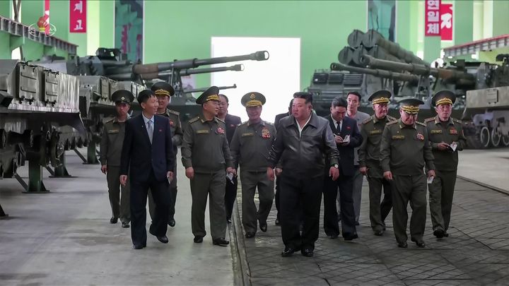 [서울=뉴시스] 김정은 북한 국무위원장이 지난달 6일 중요군수공업기업소를 방문해 올해 중 남부 국경 장거리포병부대에 장비될 신형 155㎜ 자행평곡사포 3개 대대분의 생산실태를 점검했다고 조선중앙TV가 8일 보도했다.(사진=조선중앙TV 캡쳐) 2026.06.26. photo@newsis.com *재판매 및 DB 금지