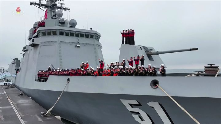 [서울=뉴시스] 김정은 북한 국무위원장이 지난 7일 구축함 최현호를 방문해 취역을 앞두고 진행되는 함의 기동능력종합평가시험을 참관하고 오는 6월 중순 해군 인도를 명령했다고 조선중앙TV가 8일 보도했다. ㅊ최현함이 28일 낮 서해 남포만 앞바다에서 기동하는 모습이 인공위성에 포착됐다. (사진=조선중앙TV 캡쳐) 2026.05.29. photo@newsis.com *재판매 및 DB 금지