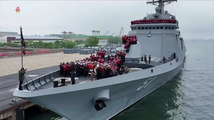 [서울=뉴시스] 김정은 북한 국무위원장이 지난 7일 구축함 최현호를 방문해 취역을 앞두고 진행되는 함의 기동능력종합평가시험을 참관하고 오는 6월 중순 해군 인도를 명령했다고 조선중앙TV가 8일 보도했다.(사진=조선중앙TV 캡쳐) 2026.05.08. photo@newsis.com *재판매 및 DB 금지
