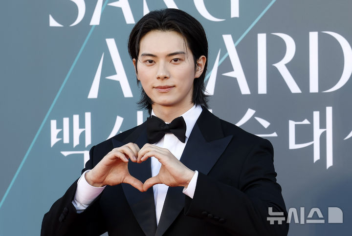 [서울=뉴시스] 김혜진 기자 = 배우 이채민이 8일 오후 서울 강남구 코엑스에서 열린 제62회 백상예술대상에서 레드카펫을 밟고 있다. 2026.05.08. jini@newsis.com