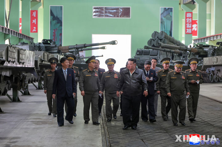 [평양=신화/뉴시스] 조선중앙통신(KCNA)이 8일 제공한 사진에 김정은 북한 노동당 국무위원장 겸 총비서가 지난 6일 주요 군수공업기업소를 방문해 신형 155㎜ 자행 평곡사포 생산 현황을 현지 지도하고 있다. 2026.05.18.