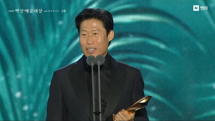 [서울=뉴시스] 8일 서울 강남구 코엑스에서 열린 제62회 백상예술대상 시상식에서 배우 유해진이 영화 부문 대상 소감을 전하고 있다. (사진=제62회 백상예술대상 시상식 방송화면 캡처) 2026.05.09. photo@newsis.com *재판매 및 DB 금지