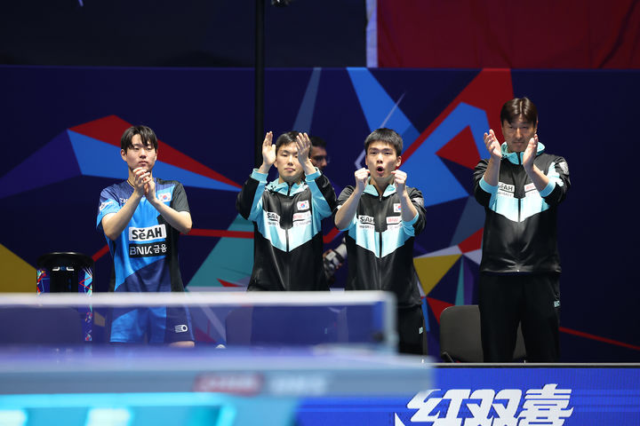 [서울=뉴시스] 중국과 2026 국제탁구연맹(ITTF) 세계탁구선수권대회 단체전 남자부 8강전을 치른 한국 남자 탁구 대표팀. (사진=대한탁구협회 제공) 2026.05.08. *재판매 및 DB 금지