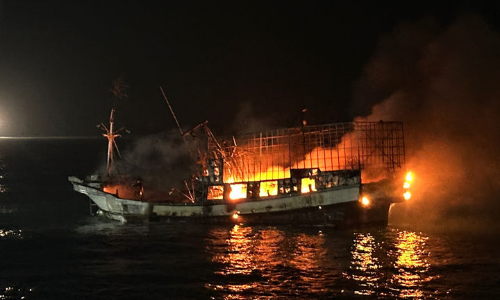 [목포=뉴시스]진도 해상에서 발생한 선박 화재. (사진=목포해경 제공) 2026.05.09. photo@newsis.com *재판매 및 DB 금지