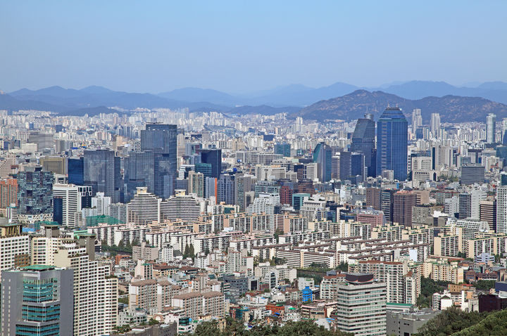[서울=뉴시스] 지난달 22일 치과의사 A씨는 한 인터넷 커뮤니티에 '강남 집은 자산이 아니라 그냥 비싼 방석'이라는 내용의 글을 올렸다. A씨는 "자산의 기본은 유동성"이라면서 선뜻 팔기 힘든 집만으로 부자가 되지 않는다고 주장했다. (사진=유토이미지)